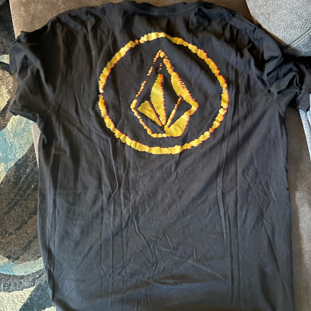 Large size VOLCOM tshirt.